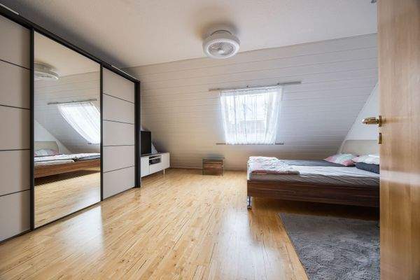 Kinder-/Gästezimmer oder Büro im Dachgeschoss