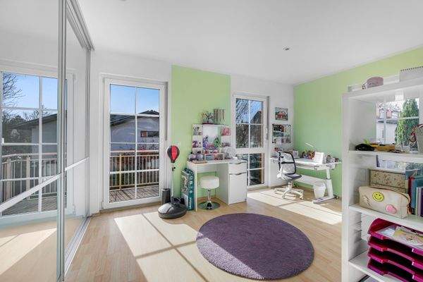 Kinderzimmer mit Zugang zum Balkon