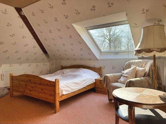 eines der schönen Zimmer im Dachgeschoss