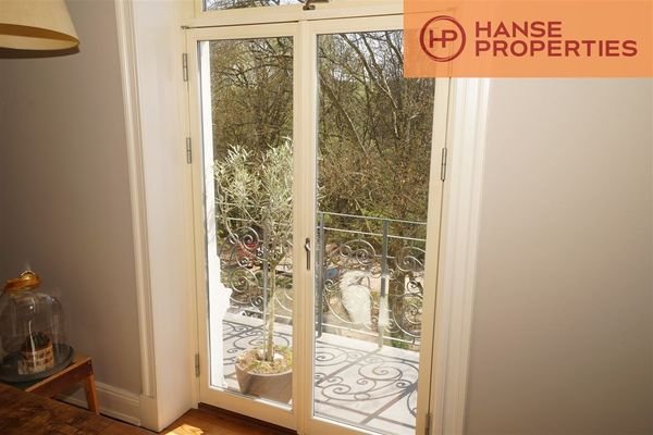 hinter dem Balkon wartet der Isebekkanal