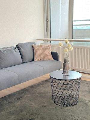 Wohnzimmer mit Balkonblick