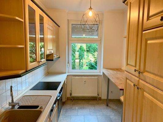 Schöne Küche mit Gartenblick