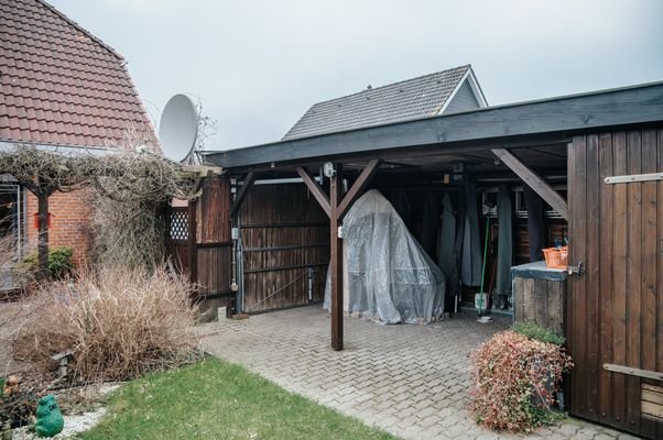 Carport mit elektrischem Tor
