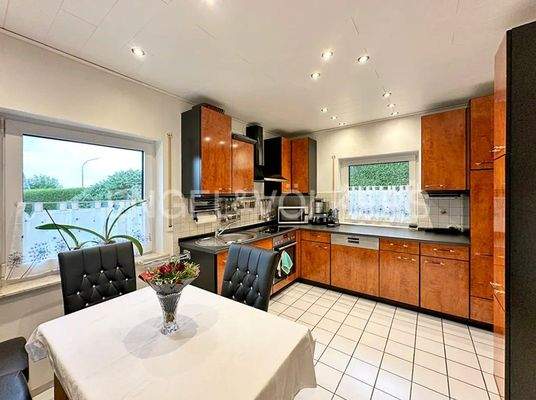 geräumige Küche mit Sitzgelegenheit