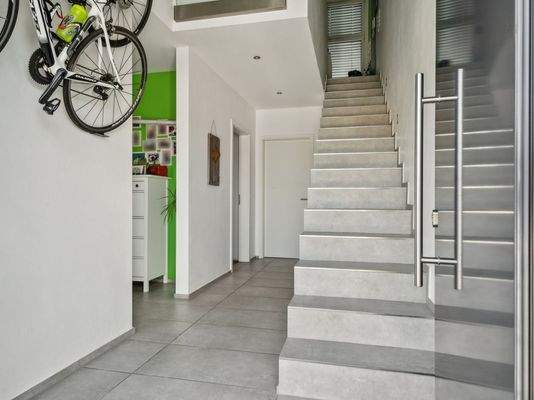 Eingang mit Treppe zum OG