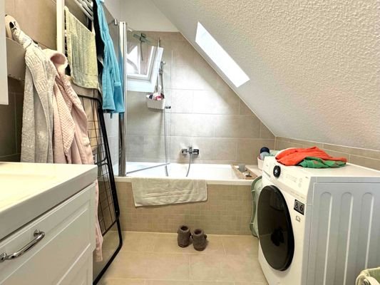 Bad mit Wanne im 1.OG links