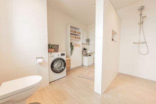 Komfortables Bad mit allem Nötigen ausgestattet