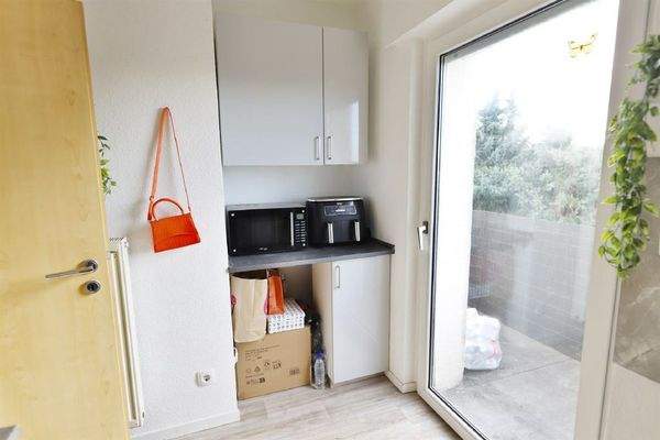 Küche mit Zugang zum Balkon (DG)