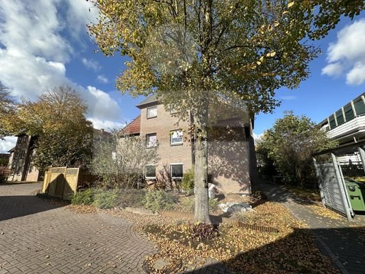 Blick vom Sackgassenende  auf die Erdgeschosswohnung mit Garten und Zugang zum Eingang rechts