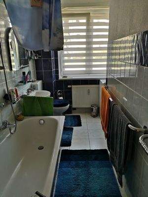 Bad blau-weiß gefliest, Beispiel