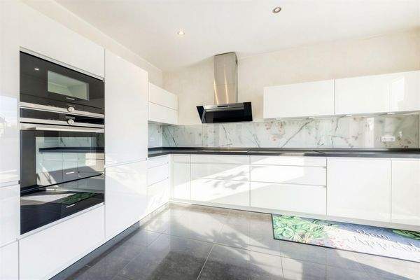 großzügige, helle Einbauküche