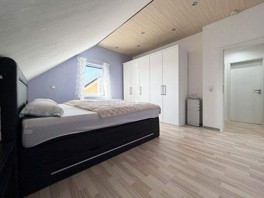 OG Schlafzimmer: Großzügiger Raum bietet viel Fläche für Bett und persönliche Einrichtung