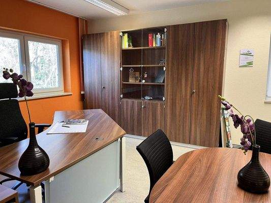 großes Büro mit Besprechungstisch