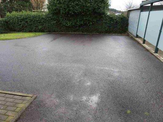 Parkplätze hinter dem Haus