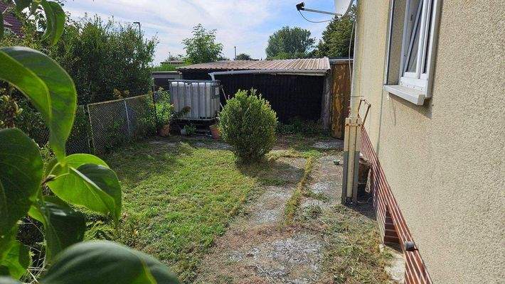 Garten am Hausgiebel.jpg