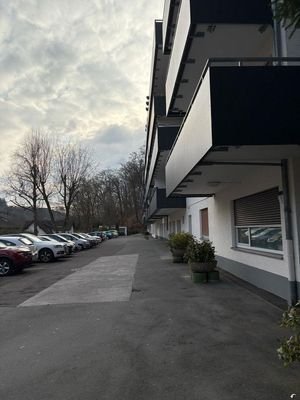 Stellplätze vor dem Haus