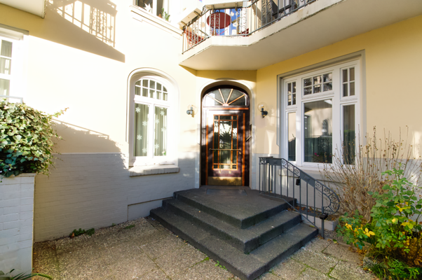 Zurückversetzter Hauseingang