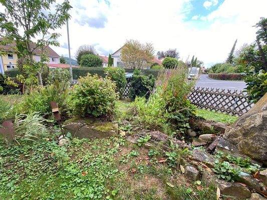 Unterer Gartenbereich mit Wasserlauf