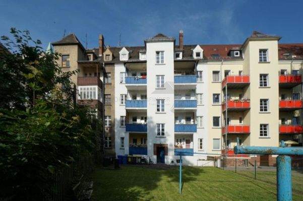 Rückansicht mit Wäscheplatz