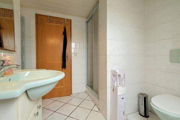 Badezimmer mit Dusche im Dachgeschoss