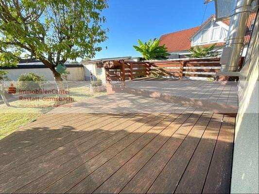 Terrasse mit Blick in den Garten