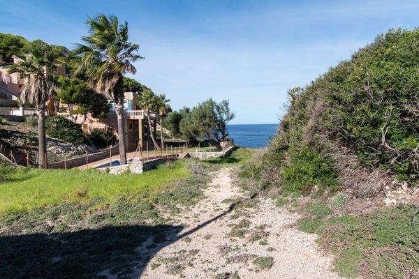 Zugang von unteren Grundstücksteil zum Meer