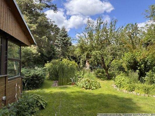 Blick in den liebevoll angelegten, naturnahen Garten