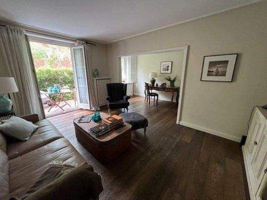 Wohnzimmer mit Zugang zur Terrasse