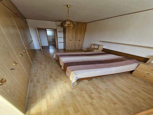 Schlafzimmer mit riesigem Einbauschrank