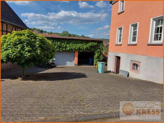 Parkplatz_mit_Garagen