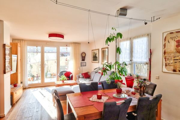 Das Wohnzimmer mit Ausgang zur Großen Terrasse