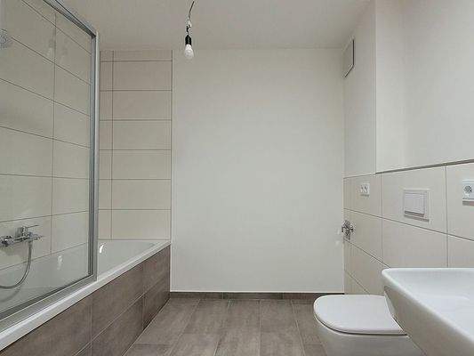 Tageslichtbad mit Wanne