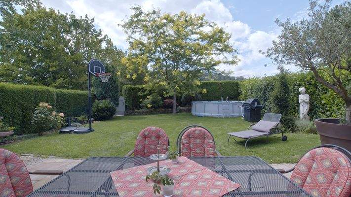 Blick v. Wohnz. auf Terrasse 1 und Garten