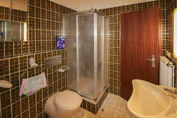 Badezimmer mit Dusche und Badewanne