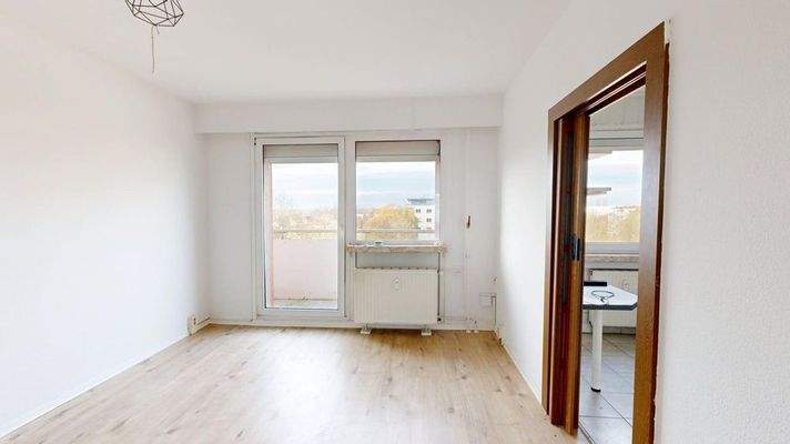 Wohnzimmer mit Balkon