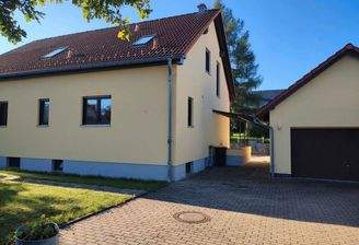 Frontansicht mit Einfahrt