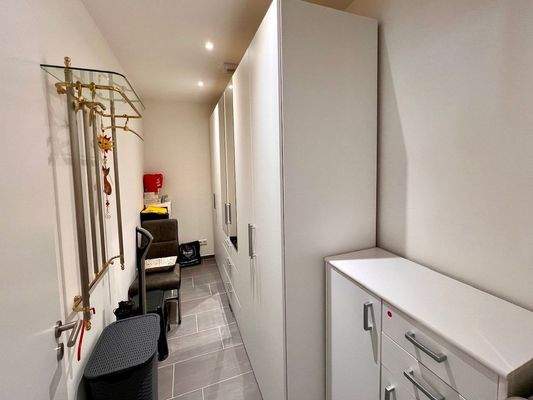 ... mit separater Ankleide ...