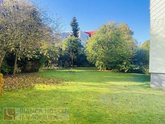 Großzügige Grünfläche