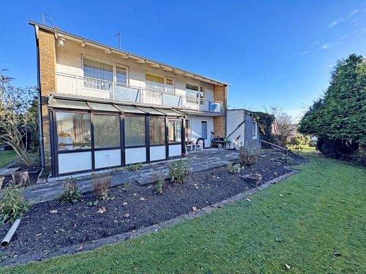 Traufseite mit Balkon und Terrasse