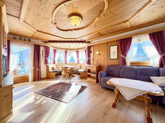 Südlich ausgerichtetes Wohnzimmer mit Balkonzugang