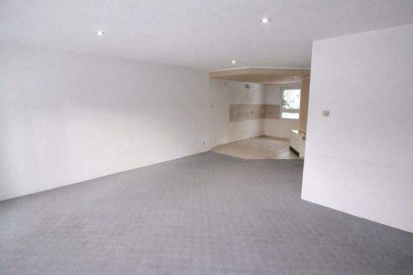 Wohnzimmer mit Küchenbereich