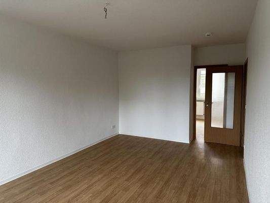 geräumiges Wohnzimmer