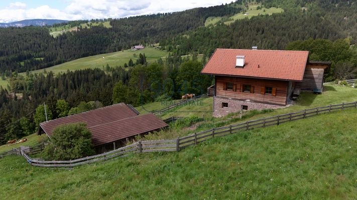 Geschlossener Hof mit Panoramablick in Jenesien - Südtirol