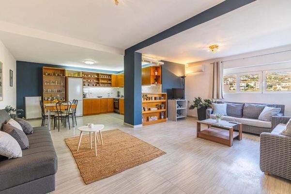 Ligaria: Villa mit drei Wohnungen und Pool zu verkaufen