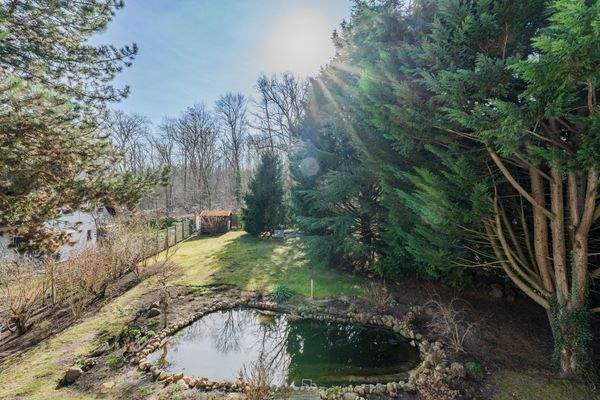 Green retreat with pond and direct access to the f