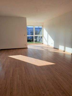 Wohnzimmer mit Blick auf Wintergarten