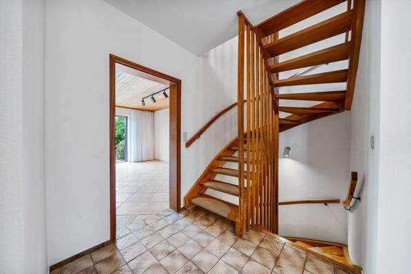 Flur und Treppenhaus im Erdgeschoss