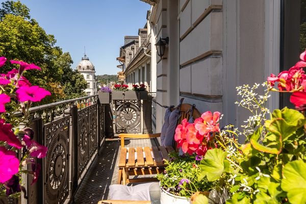 Balkon mit Blick zum idyllischen Kurpark