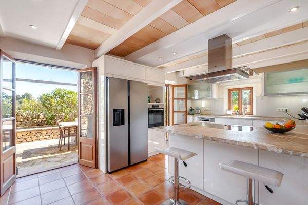 Küche mit Zugang zur Terrasse unten