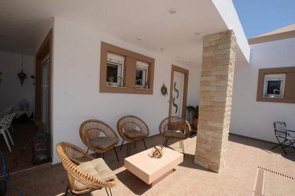 Freistehende Villa mit drei Schlafzimmern und Gästeapartment, Olivenhain und Pool